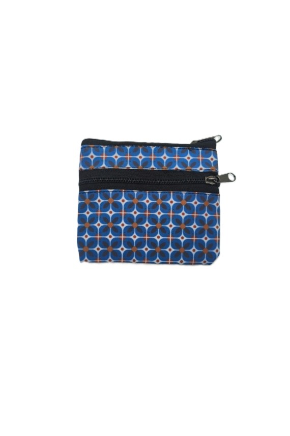 Monederos de tela con estampados geométricos en varios colores, cada uno con diseño compacto y doble cremallera.
