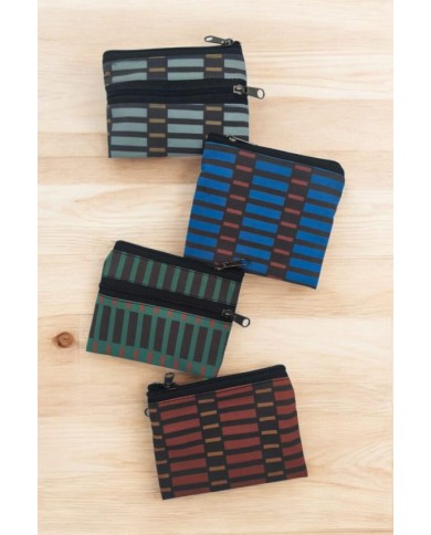 Monederos compactos de tela con estampado de líneas en varios colores y diseño de doble cremallera.