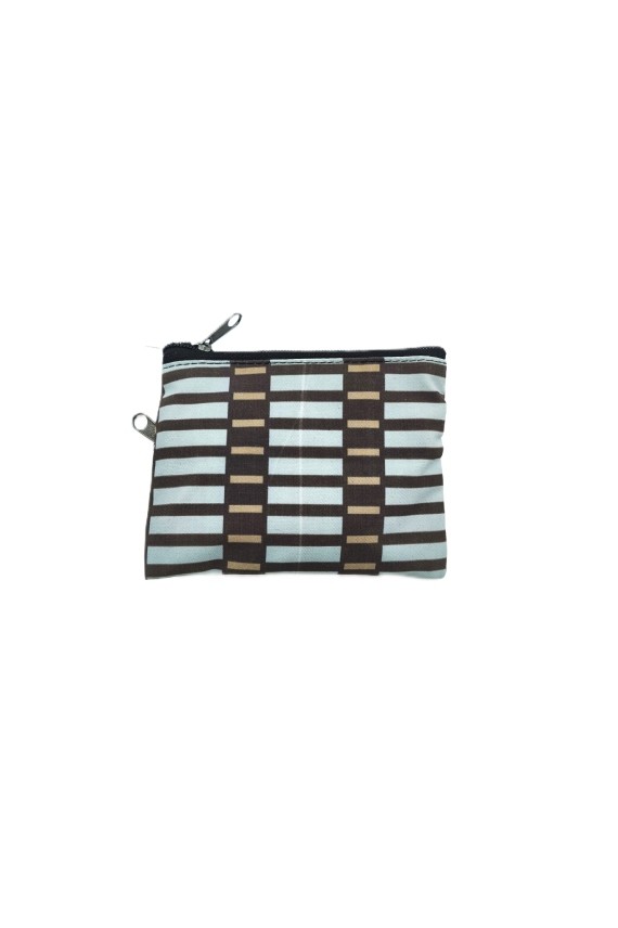Monederos compactos de tela con estampado de líneas en varios colores y diseño de doble cremallera.