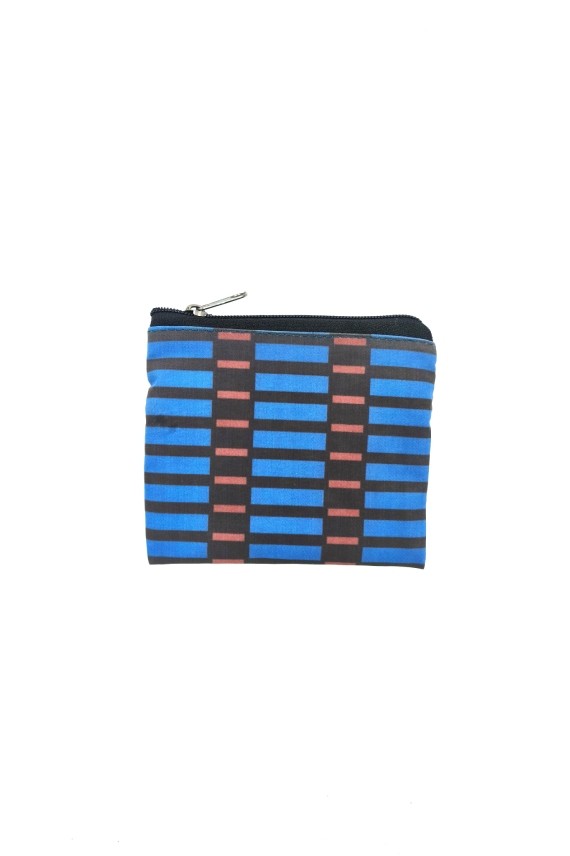 Monederos compactos de tela con estampado de líneas en varios colores y diseño de doble cremallera.