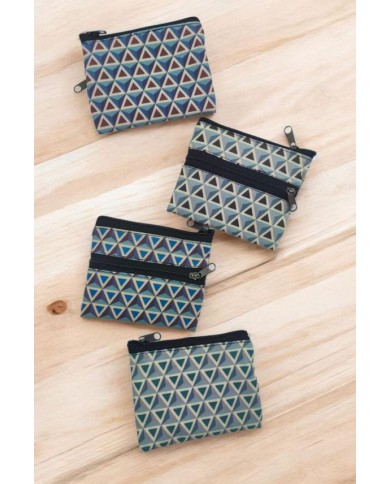 Monederos compactos de tela con estampado geométrico de triángulos en varios colores y diseño con doble cremallera.