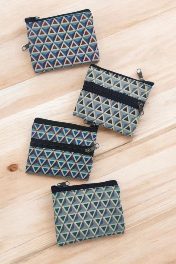 Monederos compactos de tela con estampado geométrico de triángulos en varios colores y diseño con doble cremallera.