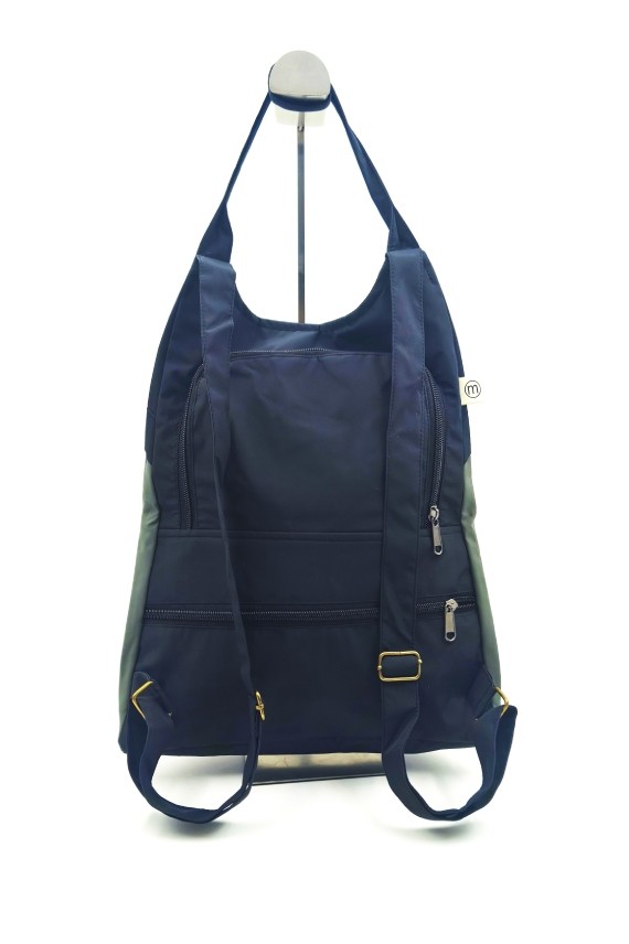 “Mochila de tela impermeable con diseño bicolor, bolsillo frontal y asas ajustables.”