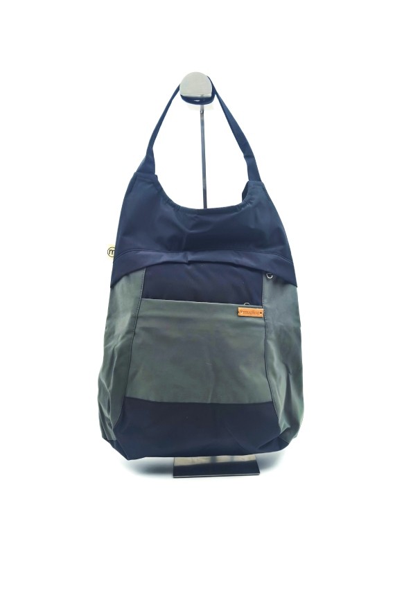 “Mochila de tela impermeable con diseño bicolor, bolsillo frontal y asas ajustables.”