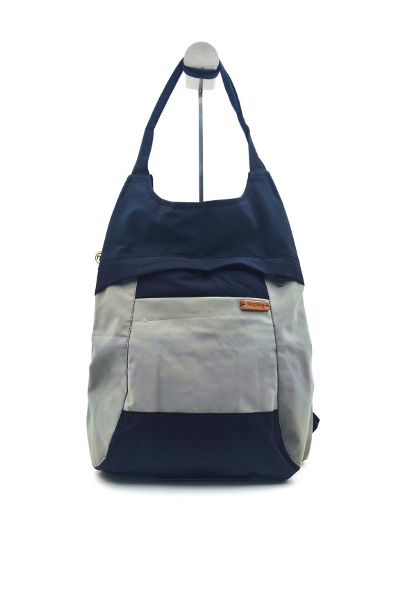 “Mochila de tela impermeable con diseño bicolor, bolsillo frontal y asas ajustables.”