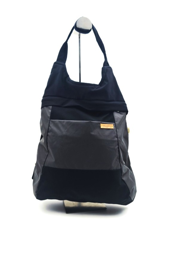 “Mochila de tela impermeable con diseño bicolor, bolsillo frontal y asas ajustables.”