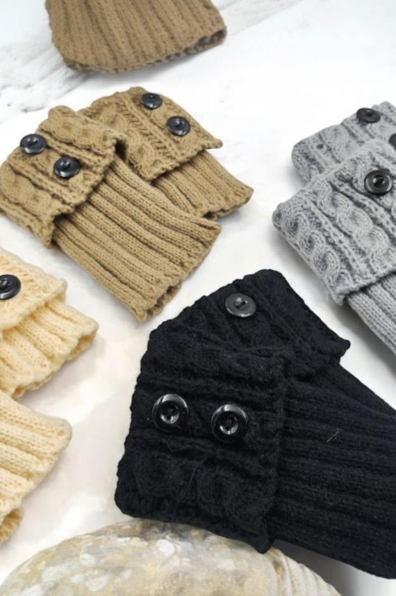 "Calentadores de tobillo acrílicos con diseño trenzado y botones, suaves y elásticos, modelo Samarkanda."