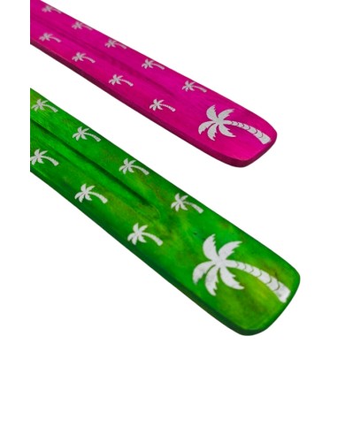 "Tabla porta incienso de madera pintada a mano con diseño de palmeras."