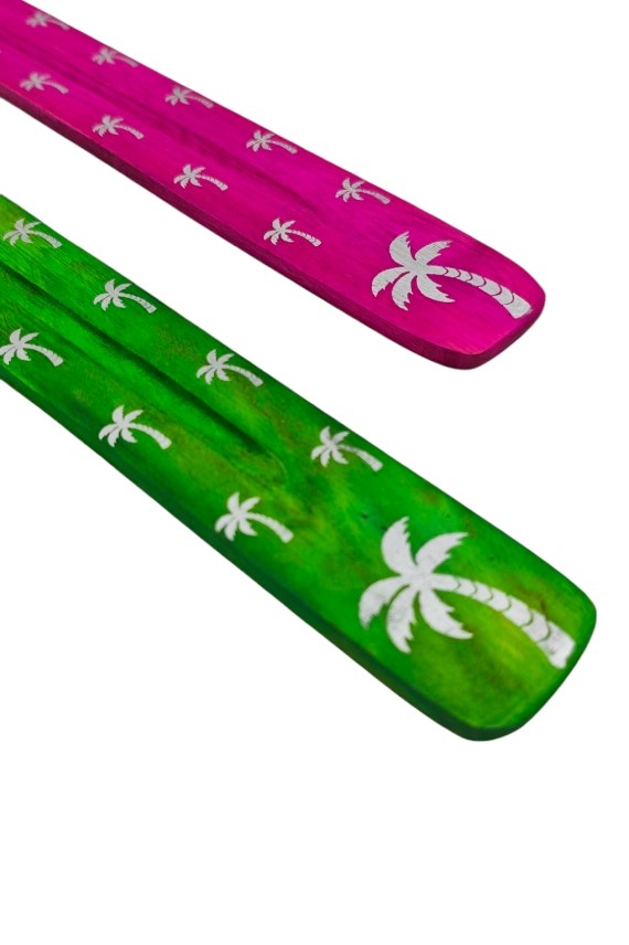 "Tabla porta incienso de madera pintada a mano con diseño de palmeras."