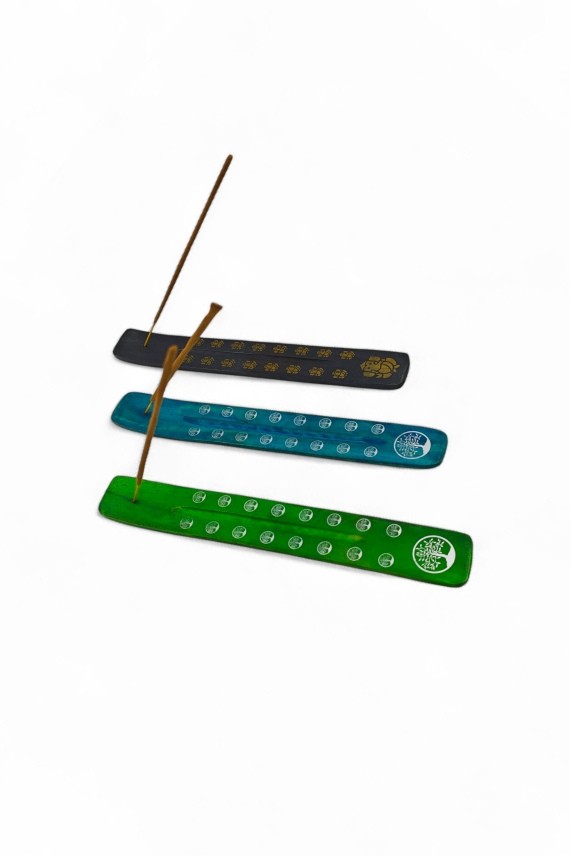 "Tabla porta incienso de madera pintada a mano con diseño Árbol de la Vida."