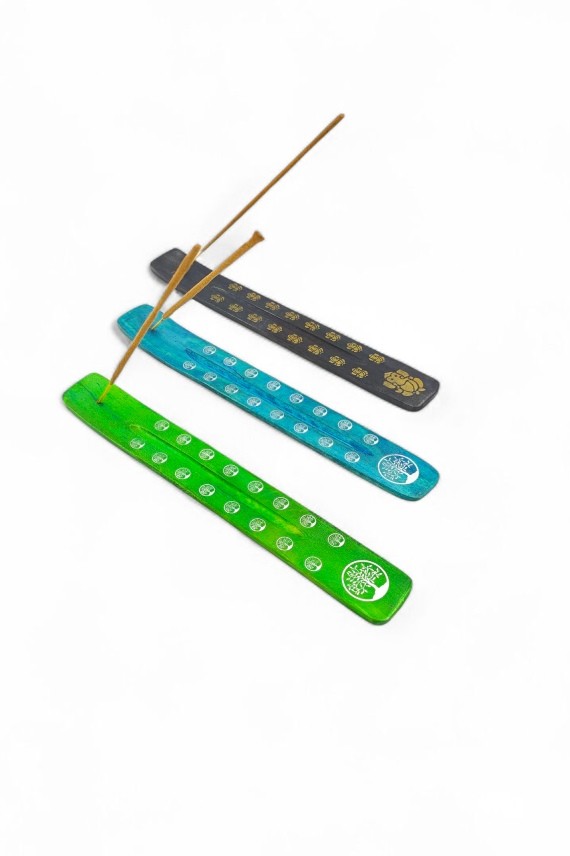 "Tabla porta incienso de madera pintada a mano con diseño Árbol de la Vida."