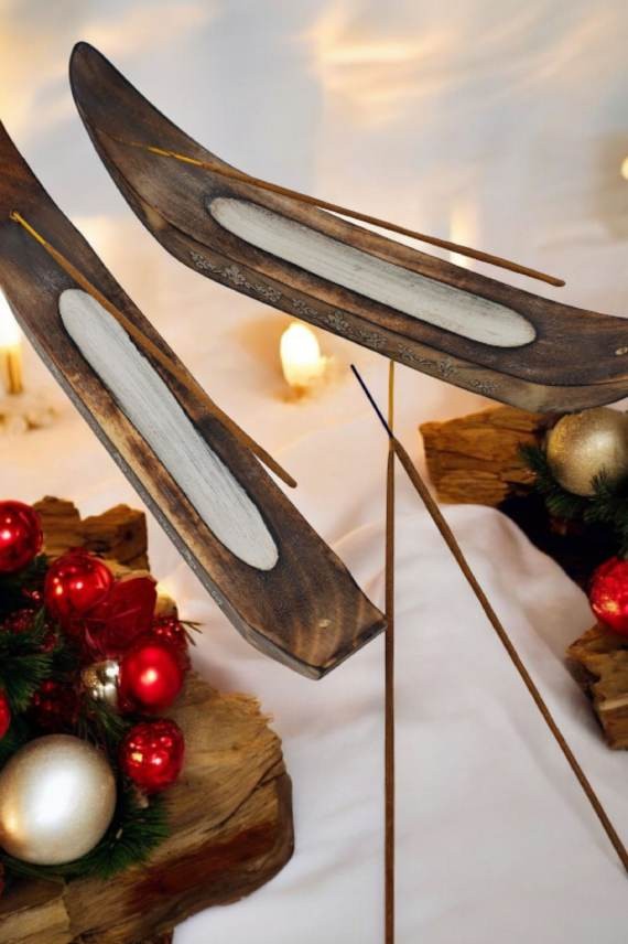 "Góndola porta incienso de madera tallada con detalle floral artesanal."