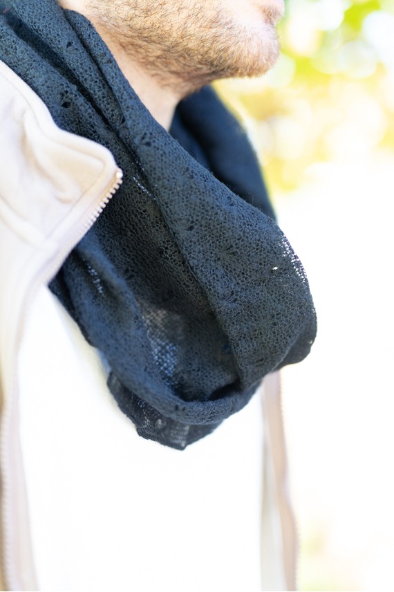 "Fular cuello de punto negro unisex con textura ligera, accesorio boho Samarkanda."