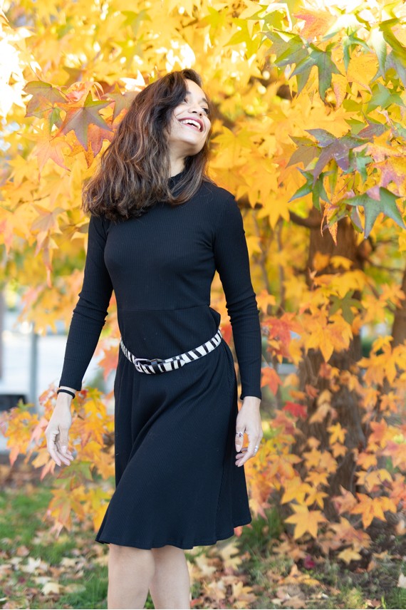 "Vestido negro de malla en algodón con cuello alto y corte midi evasé, moda boho Samarkanda."