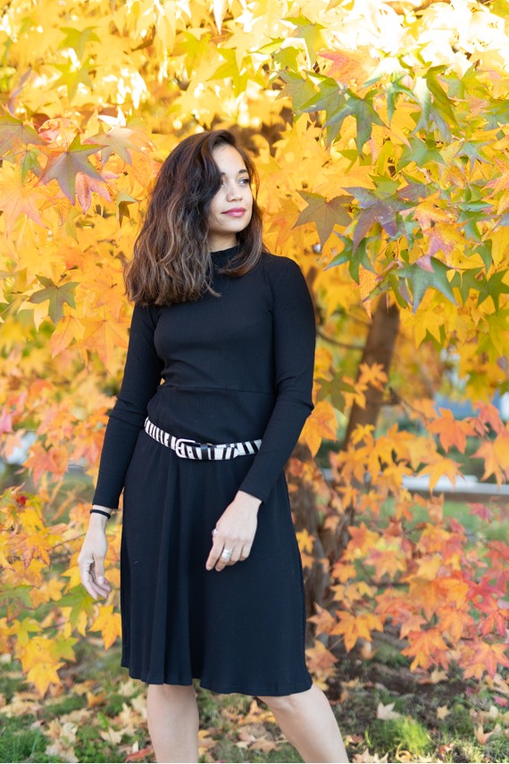 "Vestido negro de malla en algodón con cuello alto y corte midi evasé, moda boho Samarkanda."