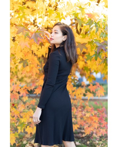 "Vestido negro de malla en algodón con cuello alto y corte midi evasé, moda boho Samarkanda."