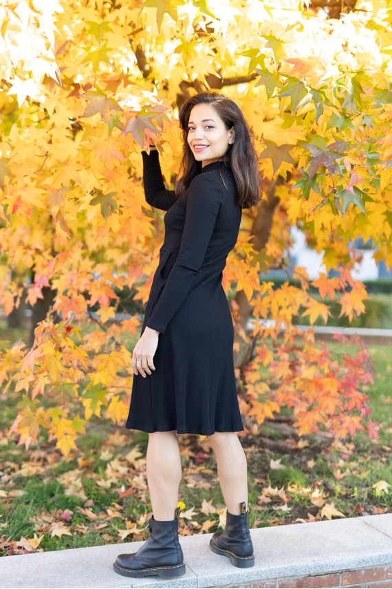 "Vestido negro de malla en algodón con cuello alto y corte midi evasé, moda boho Samarkanda."