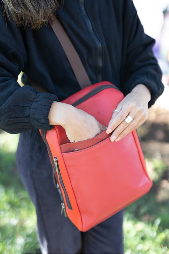 Bolso mochila de piel sostenible Soruka en color rojo liso, convertible en bolso bandolera