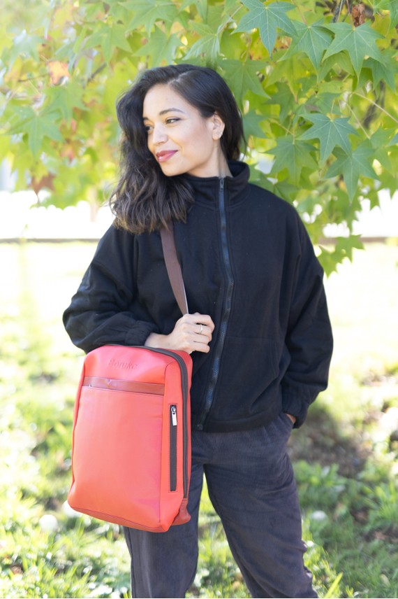 Bolso mochila de piel sostenible Soruka en color rojo liso, convertible en bolso bandolera