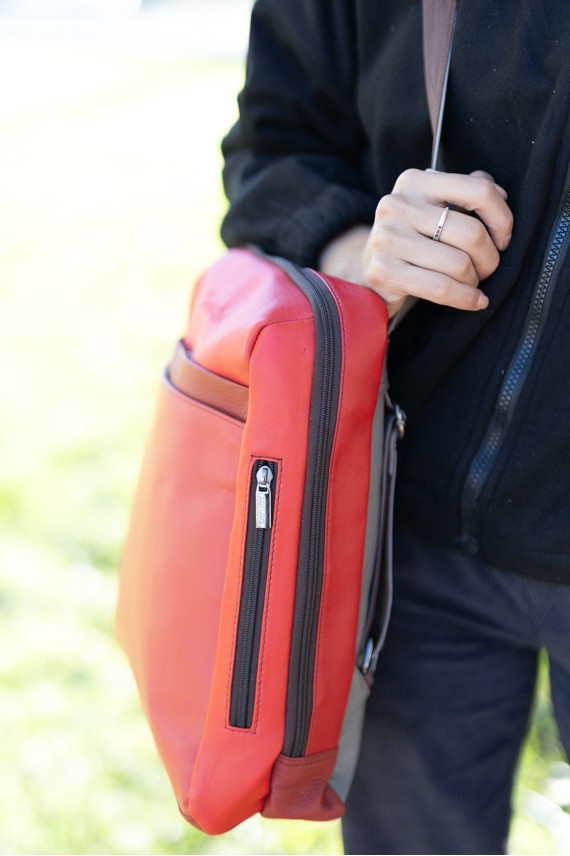 Bolso mochila de piel sostenible Soruka en color rojo liso, convertible en bolso bandolera