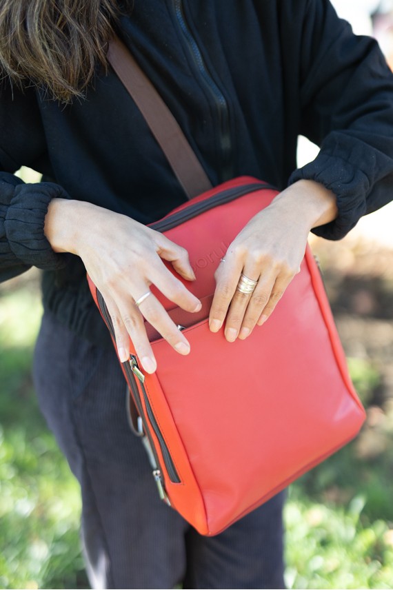Bolso mochila de piel sostenible Soruka en color rojo liso, convertible en bolso bandolera