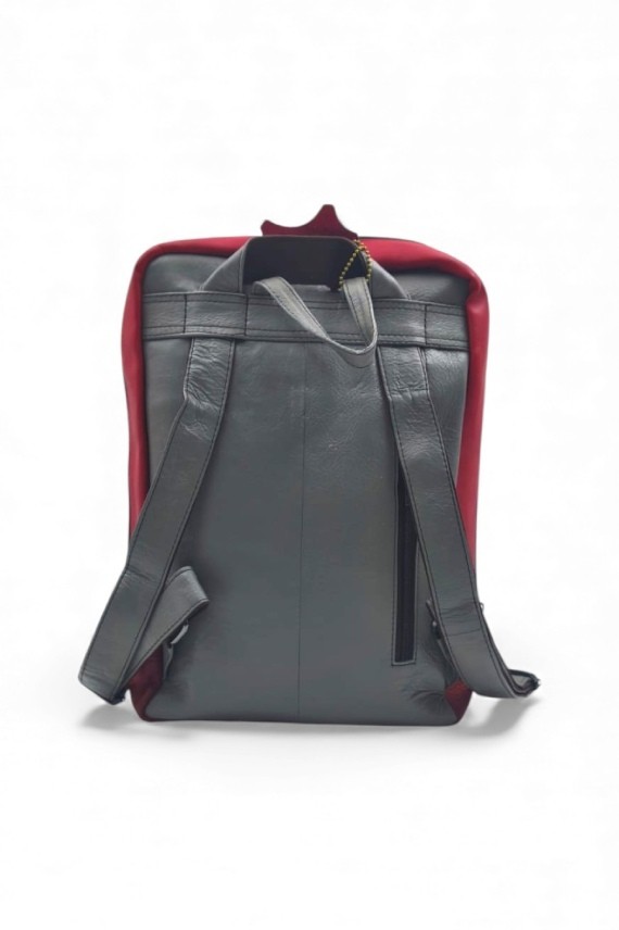 Bolso mochila de piel sostenible Soruka en color rojo liso, convertible en bolso bandolera