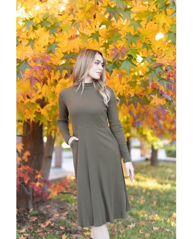 "Vestido verde caqui de malla en algodón con cuello alto y corte midi evasé, moda boho Samarkanda."