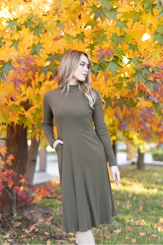 "Vestido verde caqui de malla en algodón con cuello alto y corte midi evasé, moda boho Samarkanda."