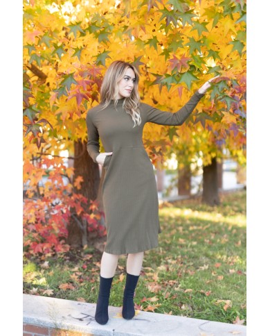 "Vestido verde caqui de malla en algodón con cuello alto y corte midi evasé, moda boho Samarkanda."