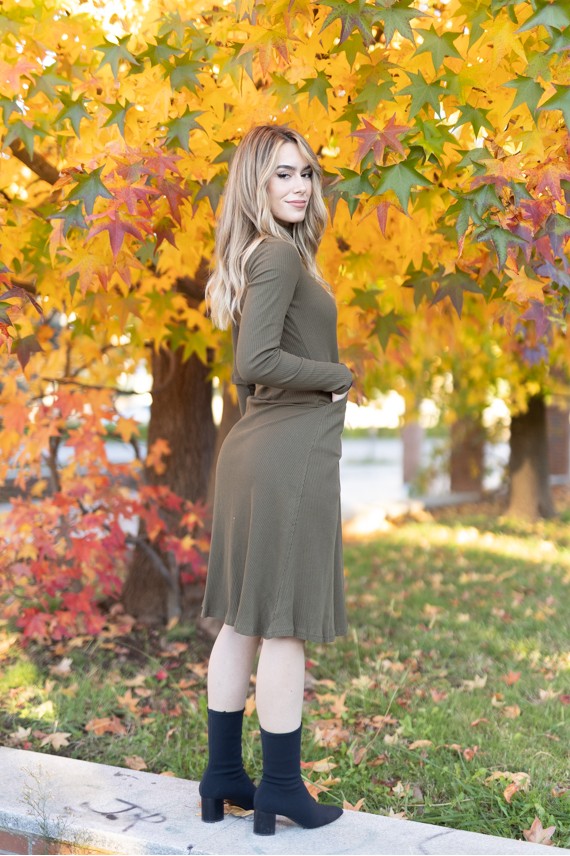 "Vestido verde caqui de malla en algodón con cuello alto y corte midi evasé, moda boho Samarkanda."