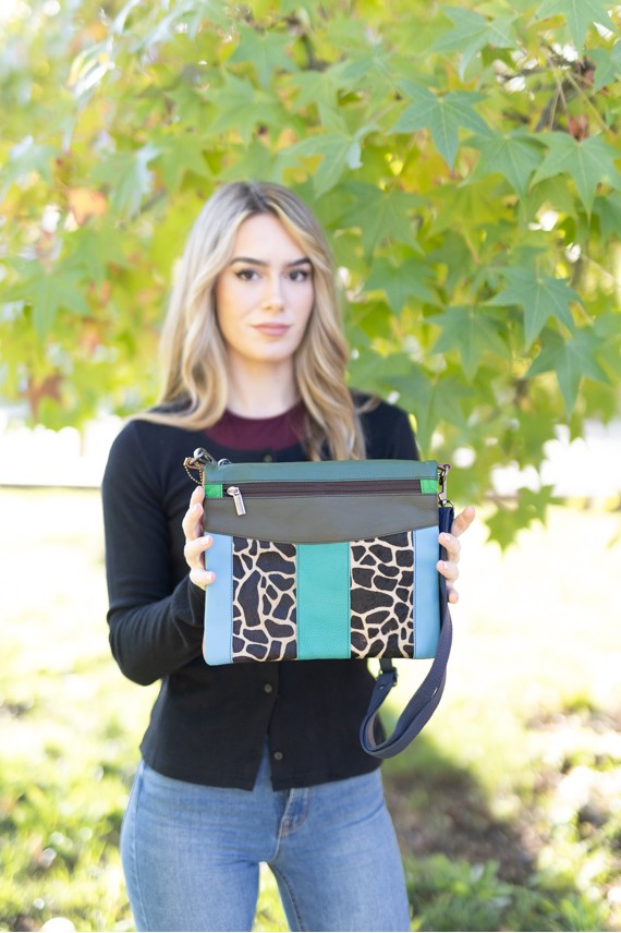 bolso reversible multicolor con diferentes combinaciones de colores y estampados.