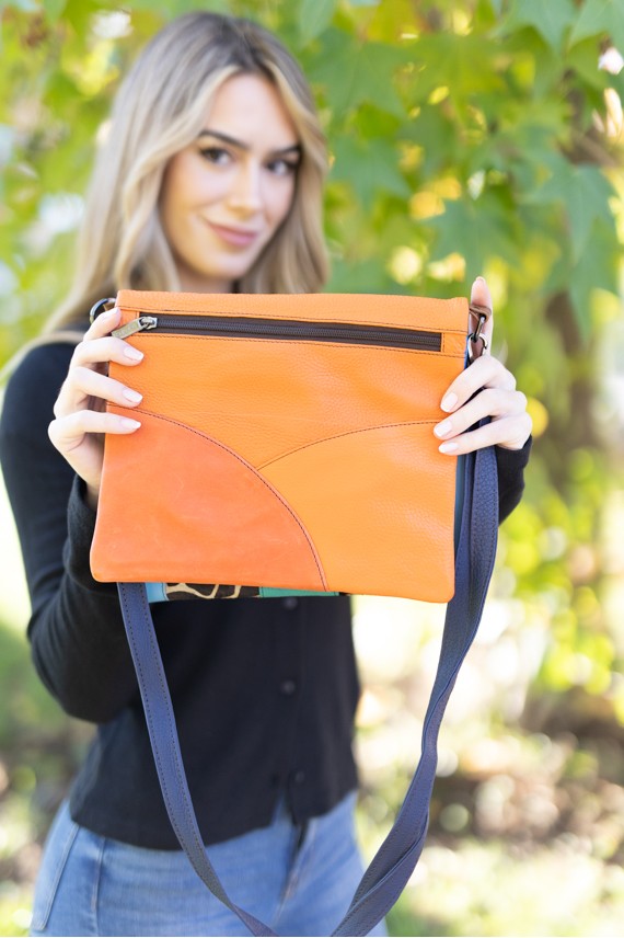 bolso reversible multicolor con diferentes combinaciones de colores y estampados.