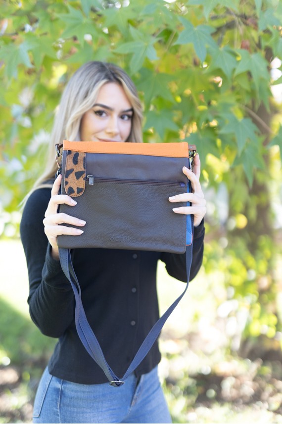 bolso reversible multicolor con diferentes combinaciones de colores y estampados.