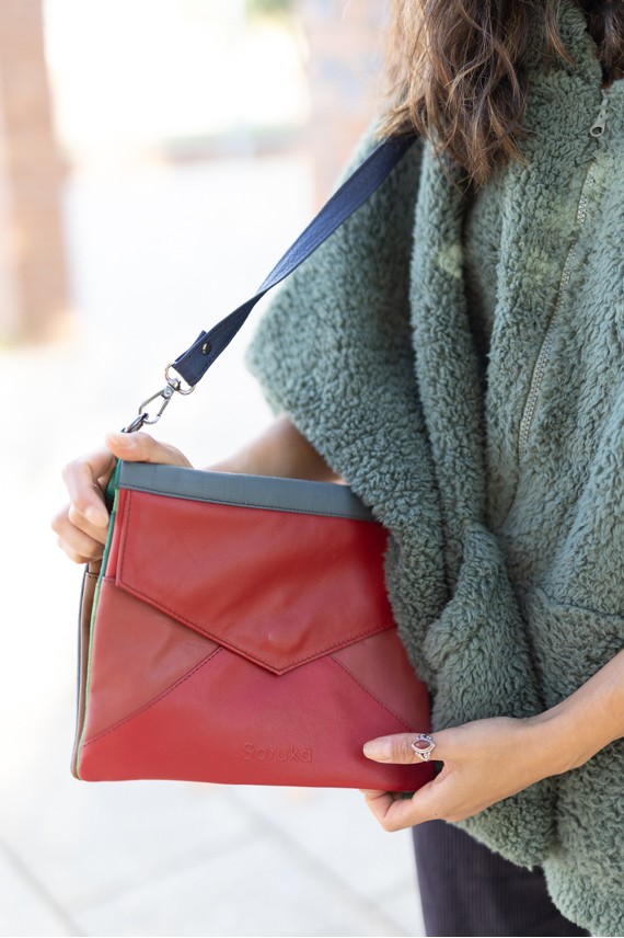 bolso reversible multicolor con diferentes combinaciones de colores y estampados.