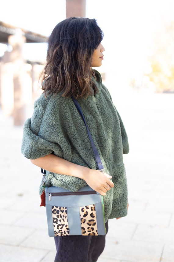 bolso reversible multicolor con diferentes combinaciones de colores y estampados.