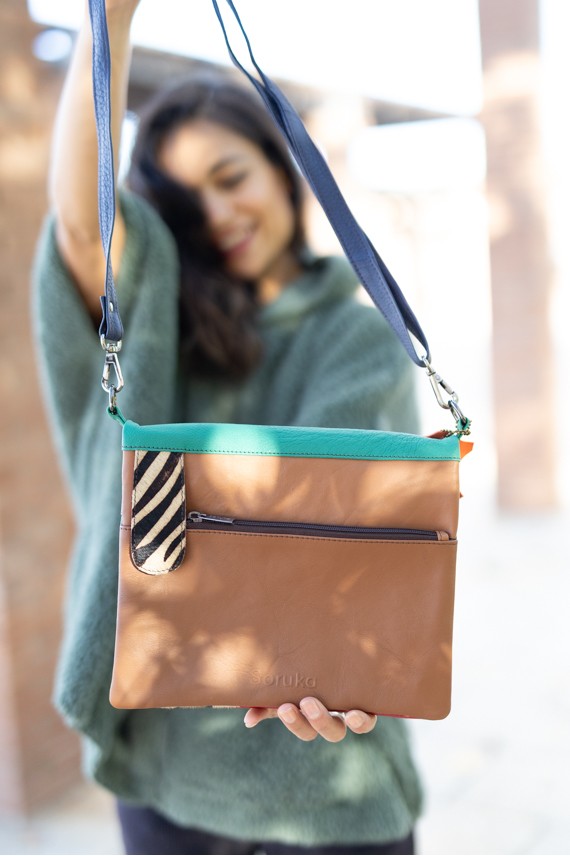 bolso reversible multicolor con diferentes combinaciones de colores y estampados.