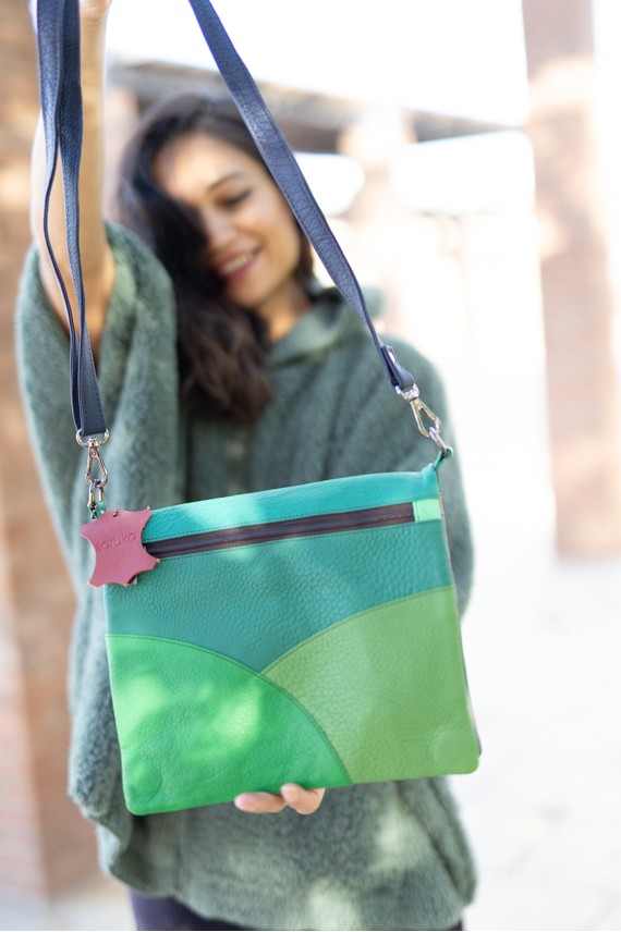 bolso reversible multicolor con diferentes combinaciones de colores y estampados.