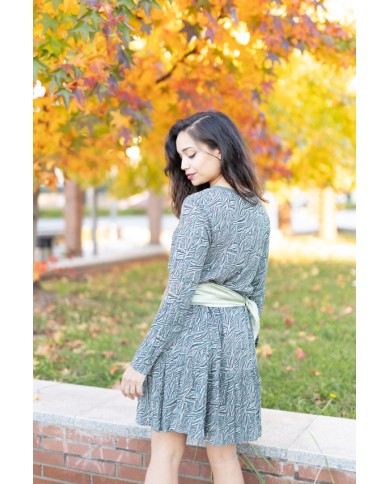 Vestido corto verde con textura orgánica y manga larga