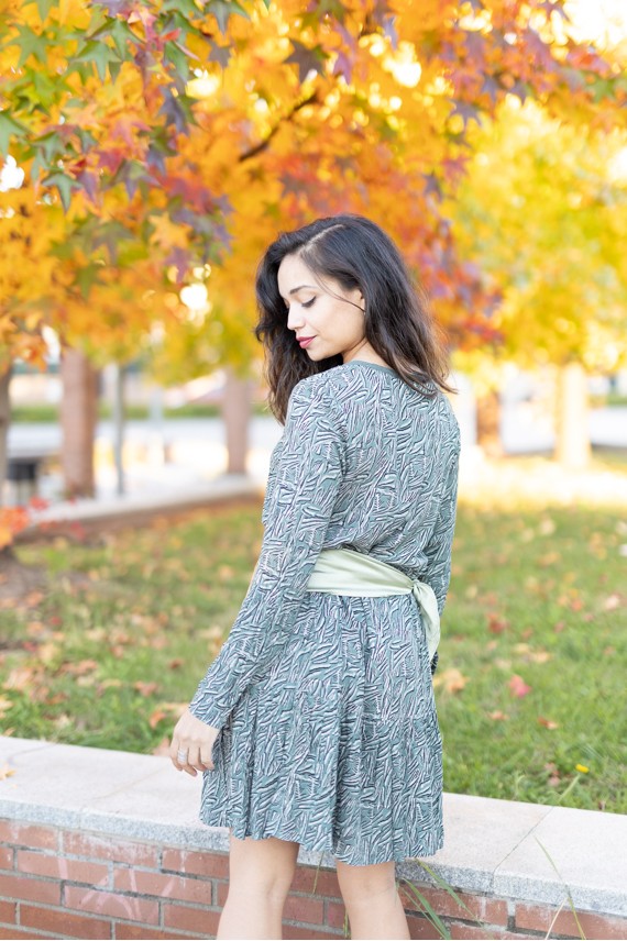 Vestido corto verde con textura orgánica y manga larga