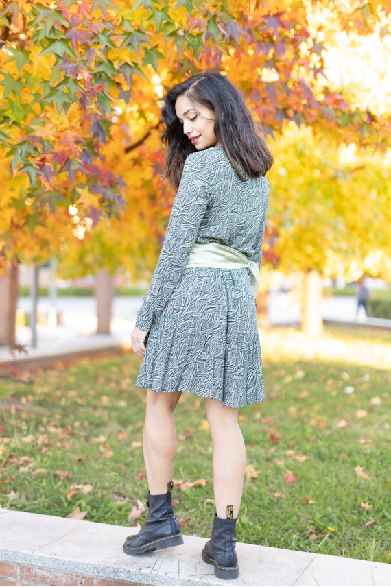 Vestido corto verde con textura orgánica y manga larga