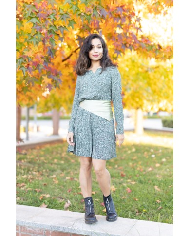 Vestido corto verde con textura orgánica y manga larga