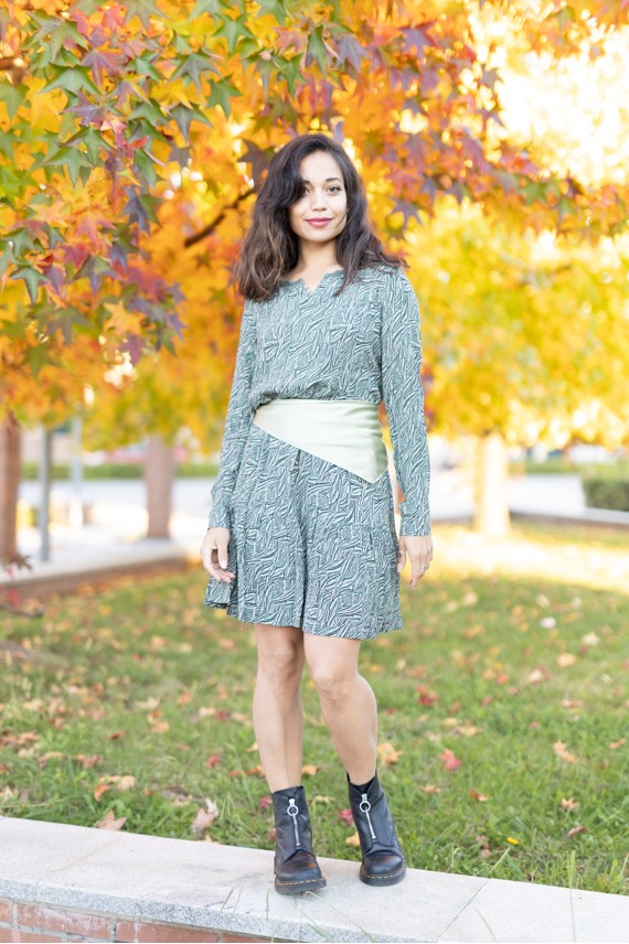 Vestido corto verde con textura orgánica y manga larga