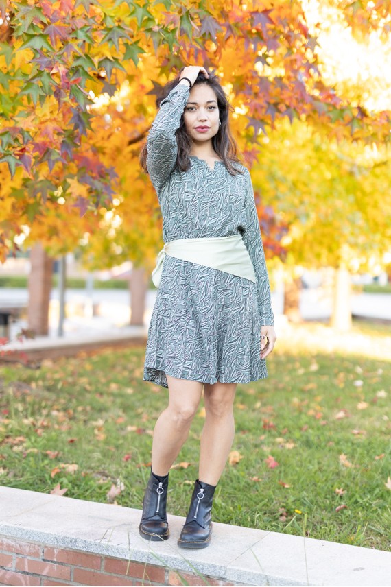 Vestido corto verde con textura orgánica y manga larga