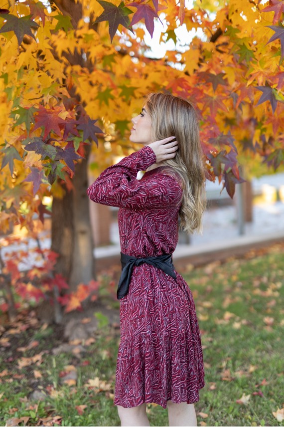 Vestido corto burdeos con textura orgánica y manga larga