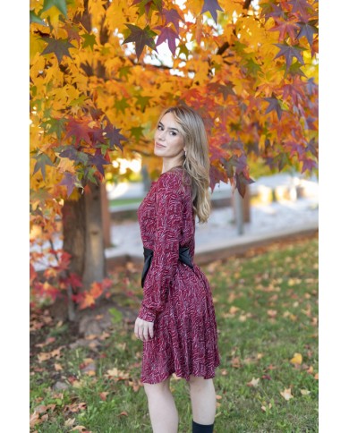Vestido corto burdeos con textura orgánica y manga larga