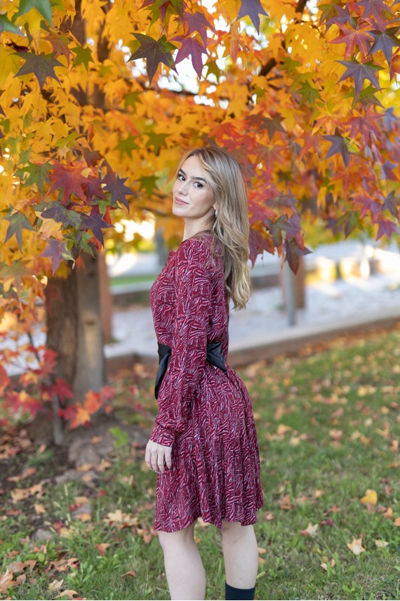 Vestido corto burdeos con textura orgánica y manga larga
