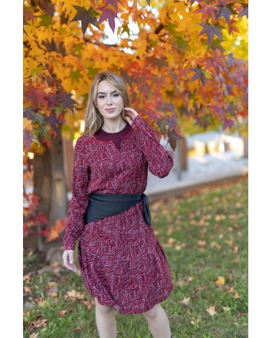 Vestido corto burdeos con textura orgánica y manga larga