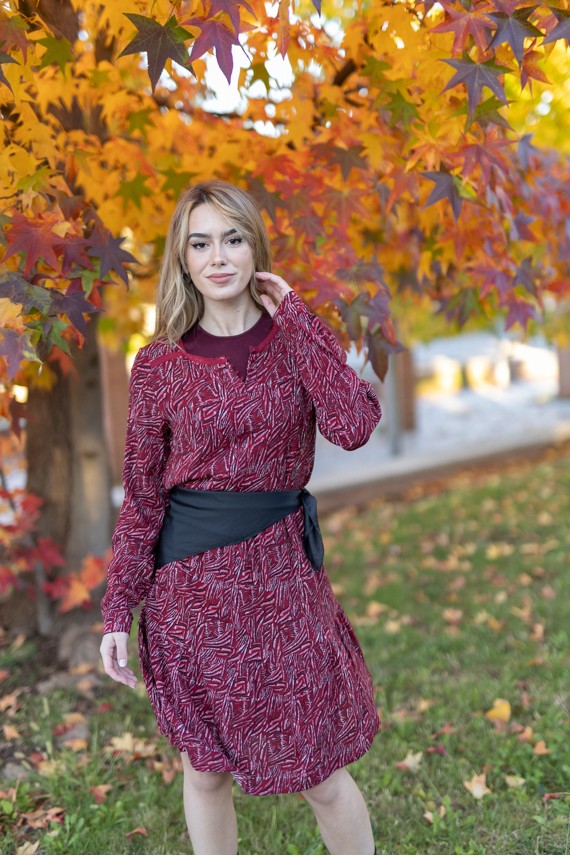 Vestido corto burdeos con textura orgánica y manga larga