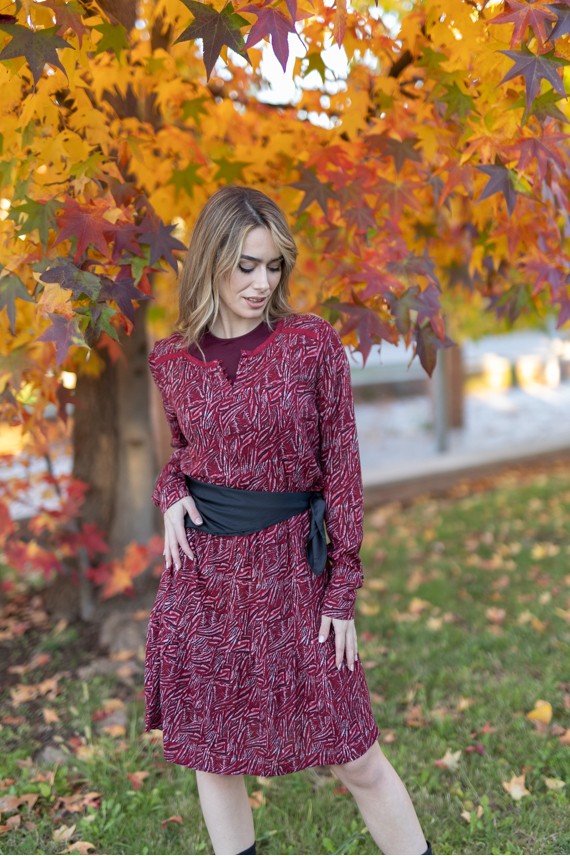Vestido corto burdeos con textura orgánica y manga larga