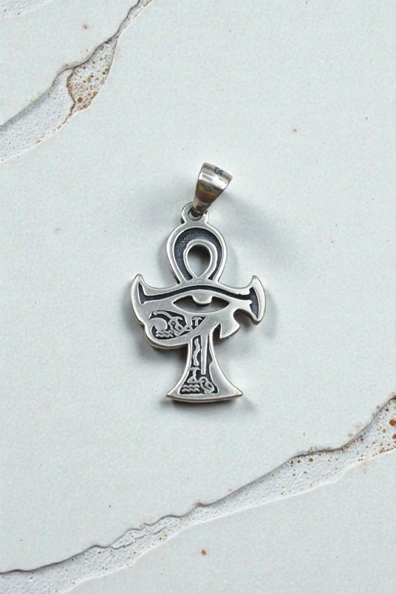 Colgante Ankh egipcio de plata con diseño detallado sobre fondo claro